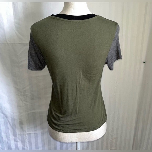 No Boundaries Green Gray Daisy Floral Short Sleeve Top Juniors Size Medium - Picture 2 of 9